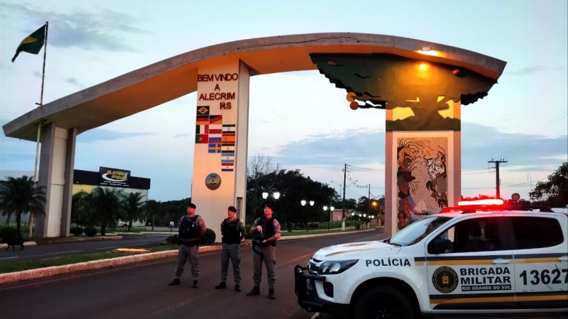 Foto mostra uma barreira policial sendo realizada em frente à entrada do município de Alecrim-RS