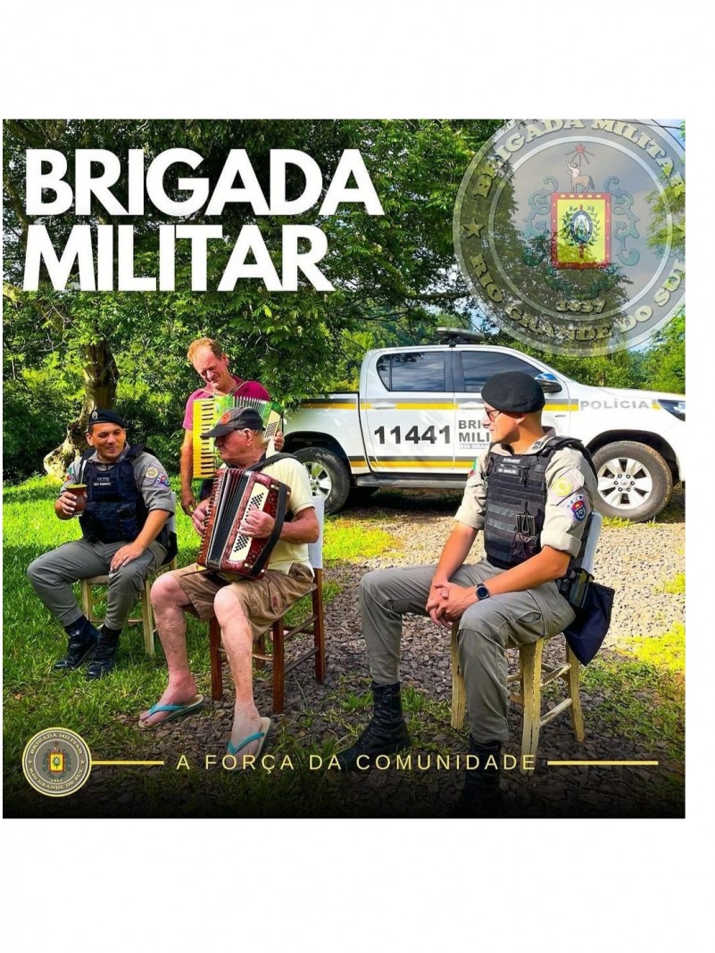 Junto de dois policiais militares, o Sr Osmar com sua gaita puxa uma canção em agradecimento a guarnição da Brigada Militar por terem recuperado o instrumento musical após furto. 