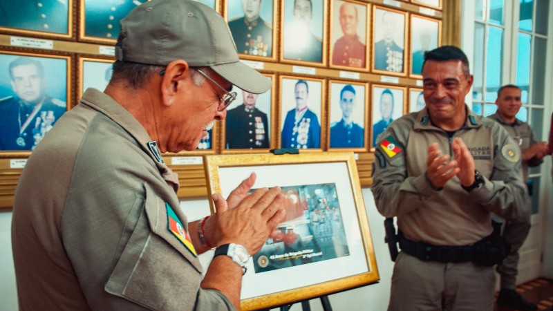 Brigada Militar homenageia policial que completou 42 anos de serviço ativo