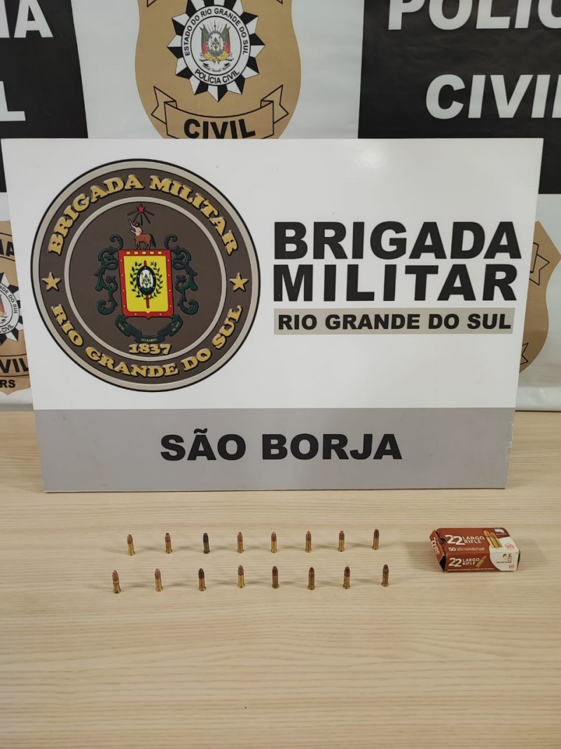 Munições para arma de fogo em cima de uma mesa.