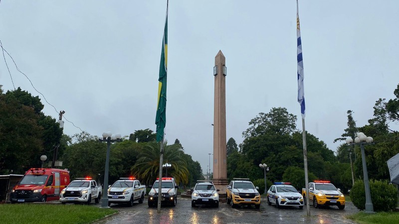 Foto mostra viaturas da Brigada Militar e outras instituições em formação na praça em Santana do Livramento, na divisa com o Uruguai.