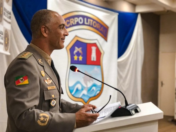 Imagem mostra o ex-comandante do CRPO Litoral coronel Humberto sorrindo em um púlpito