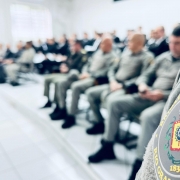 Foto mostra, em primeiro plano, o bolachão da Brigada Militar. Em segundo plano, desfocados, estão policiais militares sentados.