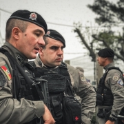 Foto mostra dois policiais militares conversando durante abordagem