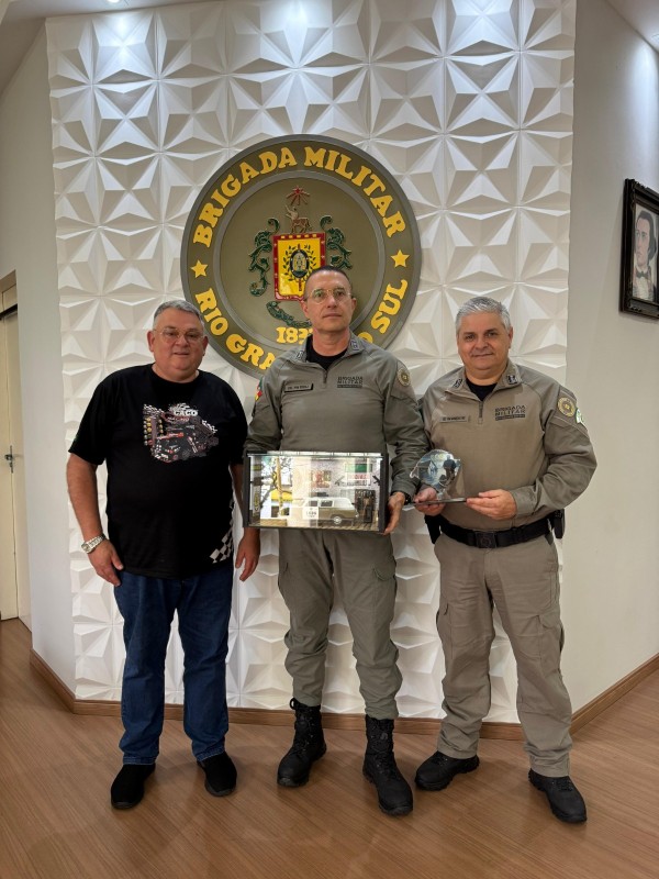 Foto mostra presentes recebidos pelo Comandante-Geral da BM