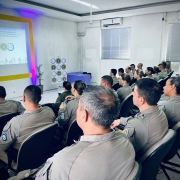 Foto mostra um auditório com oficiais sentados durante a formatura