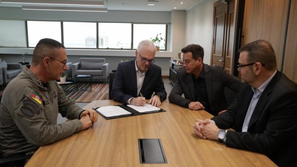 Foto mostra o procurador-geral de Justiça, Alexandre Saltz, assinando o termo junto a representantes da BM e SSP