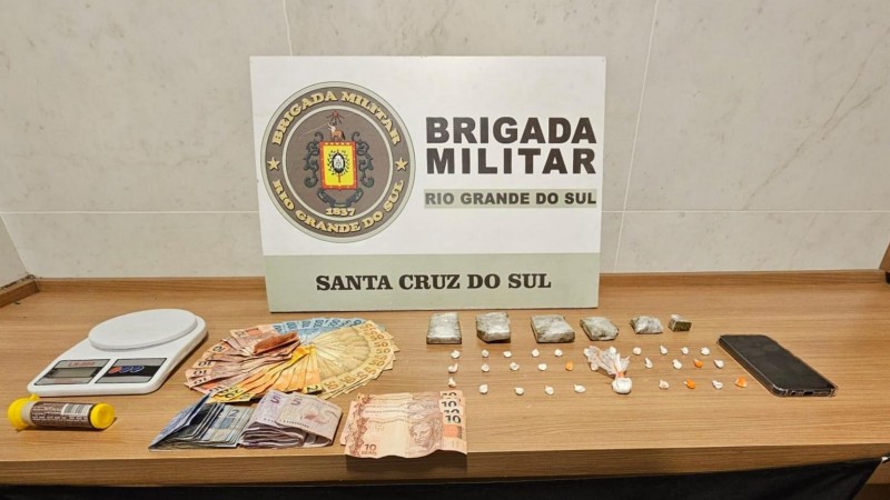 Brigada Militar de Santa Cruz do Sul prende um homem e uma mulher e apreende drogas, dinheiro e balança de precisão