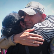 Imagem mostra soldado se abraçando, emocionado, durante a formatura