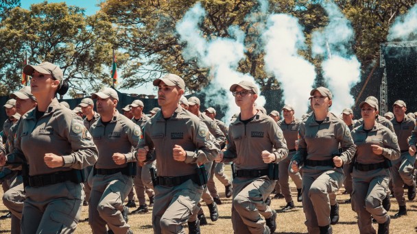 Foto mostra os formandos marchando durante a cerimônia