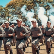 Foto mostra os formandos marchando durante a cerimônia