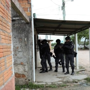 Foto mostra equipe em frente a uma porta, prestes a entrar