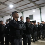 Foto mostra momento da concentração e preleção dos policiais militares, dentro de um galpão