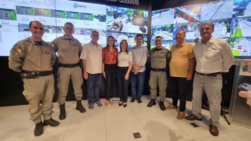 Foto mostra autoridades reunidas na sala de monitoramento