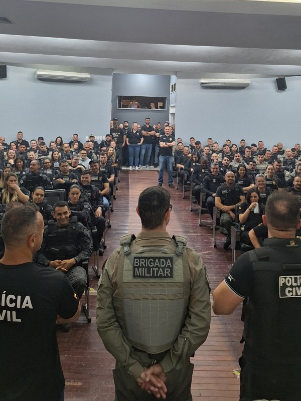 Foto mostra a preleção da operação, realizada em um auditório lotado, com dezenas de PMs