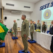 Foto mostra os oficiais perfilados durante o momento da passagem de comando