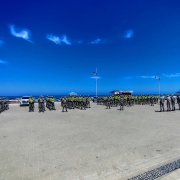 Foto mostra efetivos em formação em frente a uma praia durante a formatura de início da operação