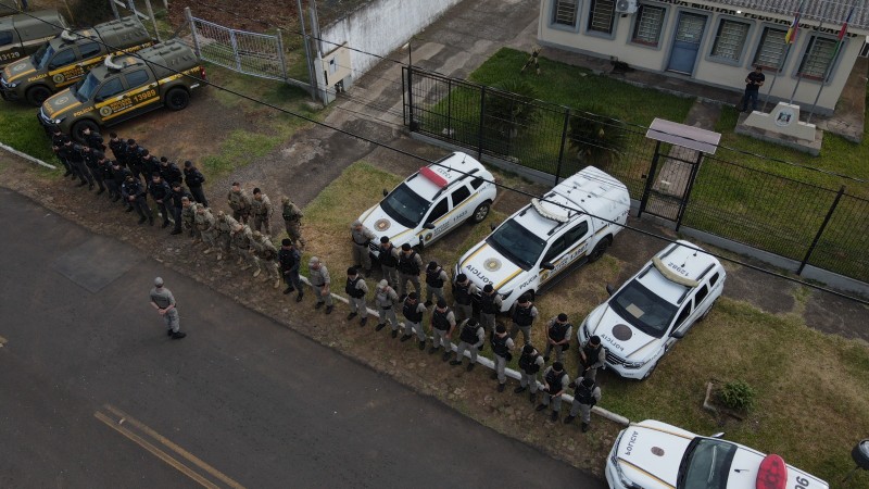 Foto aérea mostra efetivos da Brigada Militar reunidos durante preleção em frente a quartel.