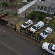 Foto aérea mostra efetivos da Brigada Militar reunidos durante preleção em frente a quartel.