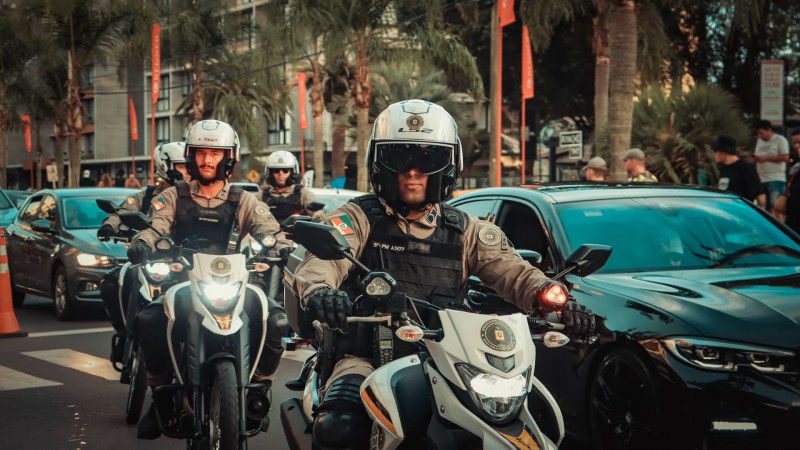 Foto mostra policiais militares em motocicletas (Rocam) em uma avenida