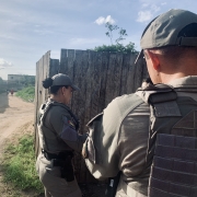 Dois policiais militares conversam com vítima de maria da penha.