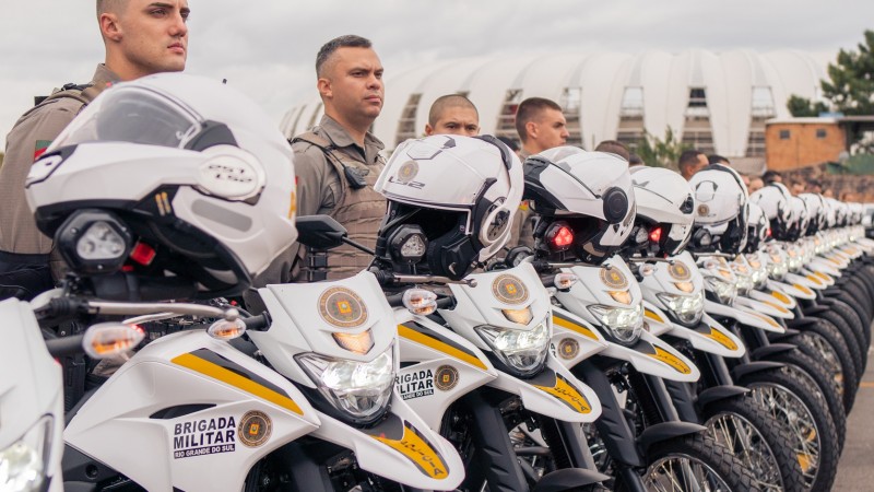 Imagem mostra policiais militares das rondas com motocicletas posicionados nas proximidades do Estádio Beira-Rio.