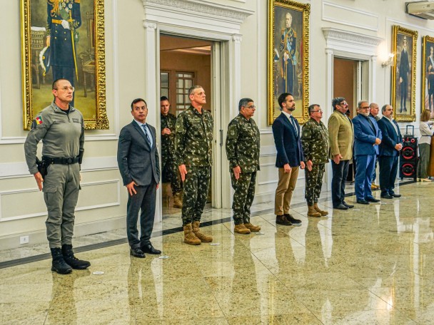 Foto mostra autoridades perfiladas no Salão Nobre do Comando Militar do Sul
