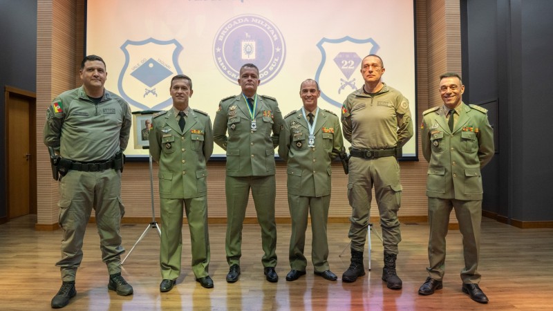 Imagem mostra os oficiais que participaram das trocas de comando ladeados pelos três coronéis que comandam a Brigada Militar.