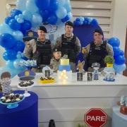 Policiais militares da Força Tática do 35º Batalhão de Polícia Militar, posam para foto com o pequeno admirador, Benício Miguel, em sua festa de 4 anos.
