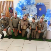 Durante sua festa de 4 anos, o pequeno Benício posa para foto ao lado de policiais militares do 35° Batalhão de Polícia Militar.
