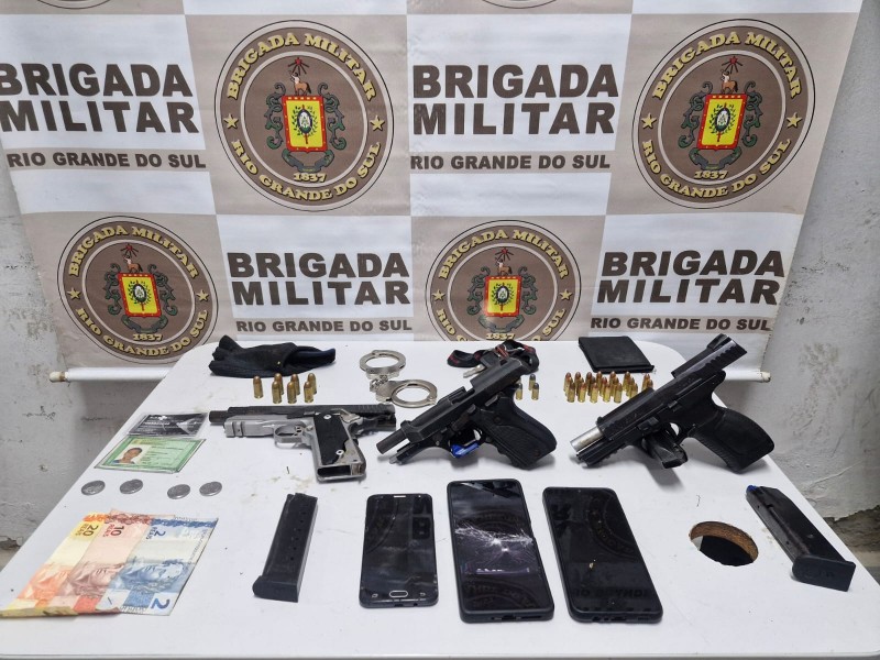 Materiais apreendidos em Alvorada: armas, munições, celulares, dinheiro.