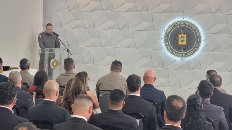 Audt&oacute;rio lotado de agraciados e efetivo da PM2. Ao fundo v&ecirc;-se o bras&atilde;o da Brigada Militar e &agrave; esquerda, o Comandante-Geral falando no p&uacute;lpito.