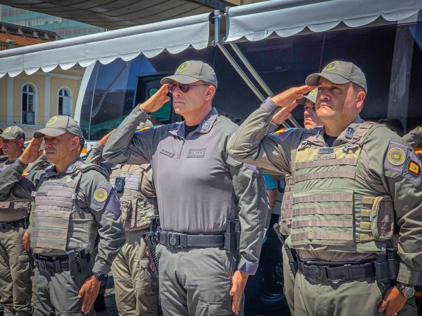 Comandantes da BM aparecem em destaque durante solenidade realizada em frente ao Mercado Público, no Centro Histórico de Porto Alegre