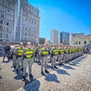 Fileiras de PMs na Praça Revolução Farroupilha. 