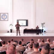 No palco, o Chefe do Estado-Maior da Brigada Militar, Coronel PM Luigi Gustavo Soares Pereira, fala ao público presente no auditório da Escola de Formação e Aperfeiçoamento de Sargentos da Brigada Militar (EsFAS), em Porto Alegre. 