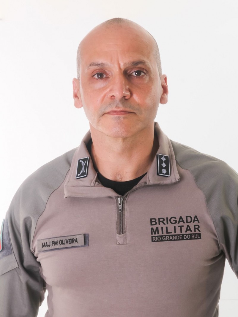 Foto estilo 3x4 do comandante do 28 BPM.