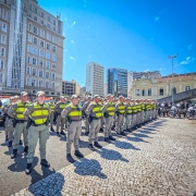 Foto mostra policiais militares perfilados em pra&ccedil;a p&uacute;blica no Largo Gl&ecirc;nio Peres, no Centro de Porto Alegre, durante lan&ccedil;amento de opera&ccedil;&atilde;o.