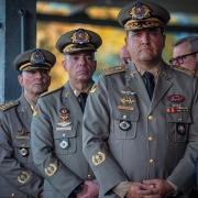 Imagem mostra a nova tr&iacute;ade do Comando da Brigada Militar perfilada no palanque de autoridades