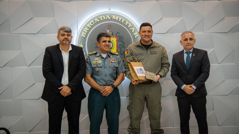 As autoridades trocaram lembran&ccedil;as e posaram para a foto diante do bras&atilde;o da Brigada Militar. 