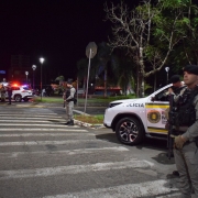 PMs aparecem &agrave; noite em pontos estrat&eacute;gicos, em uma rua, pr&oacute;ximos &agrave;s viaturas, local onde realizaram as fiscaliza&ccedil;&otilde;es em ve&iacute;culos. 