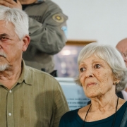 Os irmãos aparecem lado a lado durante a fala das autoridades.