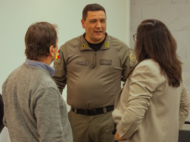 Coronel Luigi conversando com membros da imprensa.