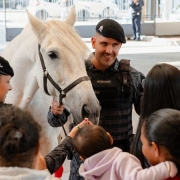 Momento de conex&atilde;o entre a crian&ccedil;a e o cavalo
